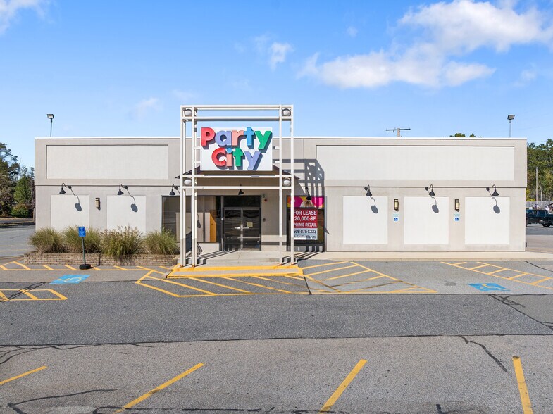 More Photos Of 321 Worcester St, Natick Freestanding For Lease