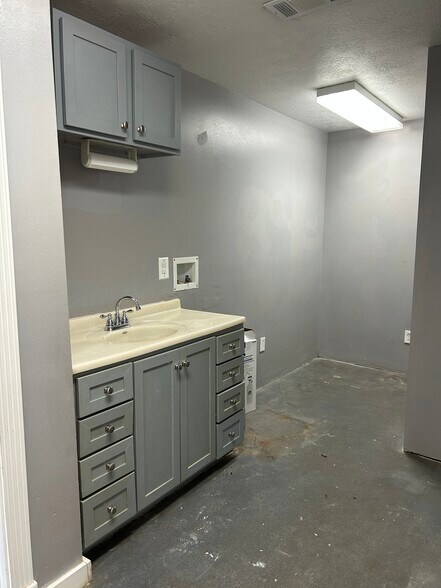 More Photos Of 10430 Fm 1097 Rd W, Willis Freestanding For Lease