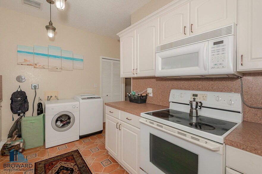 More Photos Of 330 SW 20th St, Fort Lauderdale Multifamily For Sale