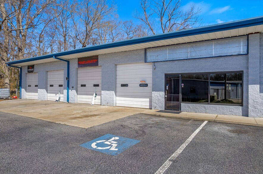 More Photos Of 100 Hillcrest Dr, Laurens General Retail For Lease