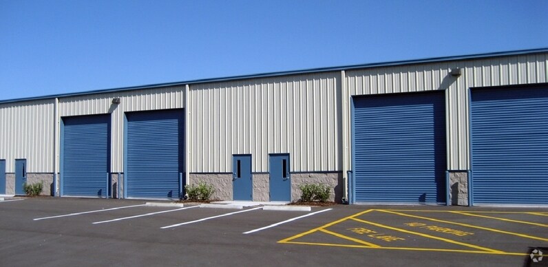 More Photos Of 1701-1729 Business Center Ln, Kissimmee General Retail For Lease