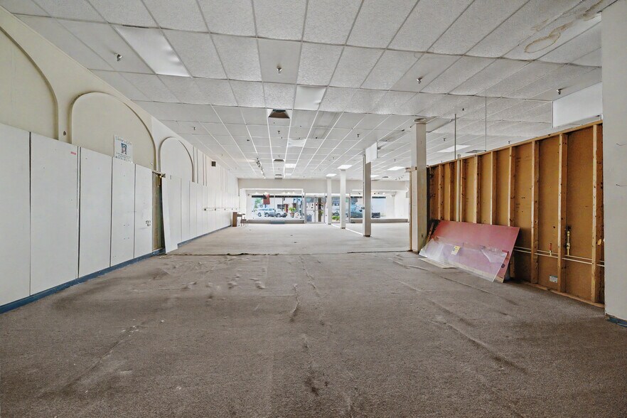 More Photos Of 106 Musgrove St, Clinton Storefront Retail Office For Sale