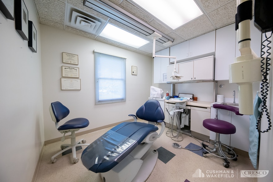 More Photos Of 5555 Mayfield Rd, Cleveland Office For Sale