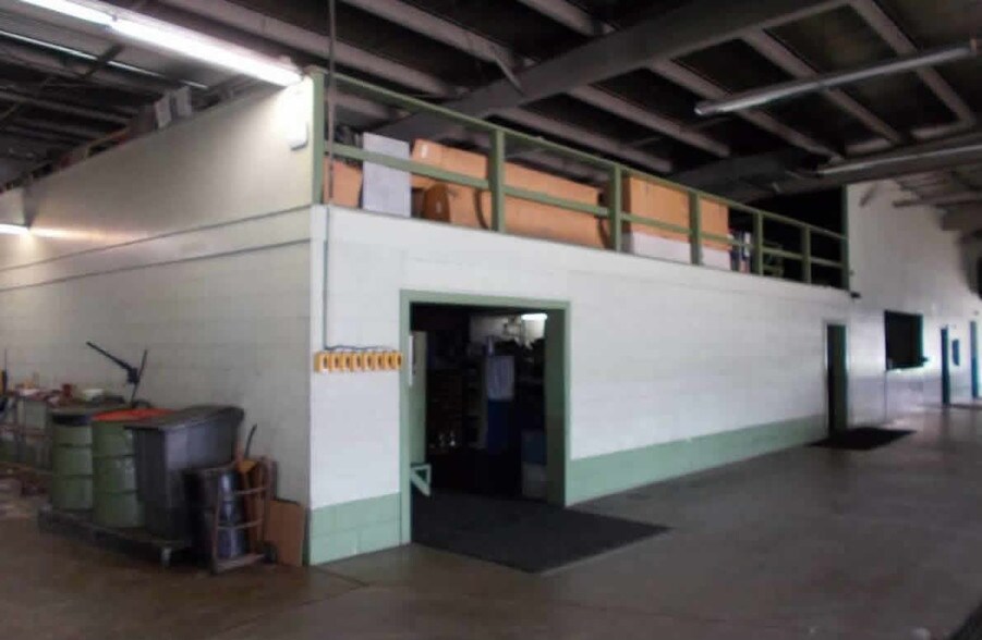 More Photos Of 1200 N 24th St, Manitowoc Showroom For Lease