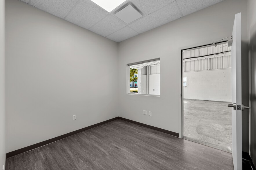 More Photos Of 5007 S Westshore Blvd, Tampa Warehouse For Lease