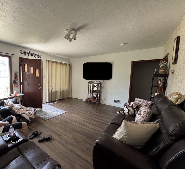 More Photos Of 120 9th Ave N, Buhl Multifamily For Sale