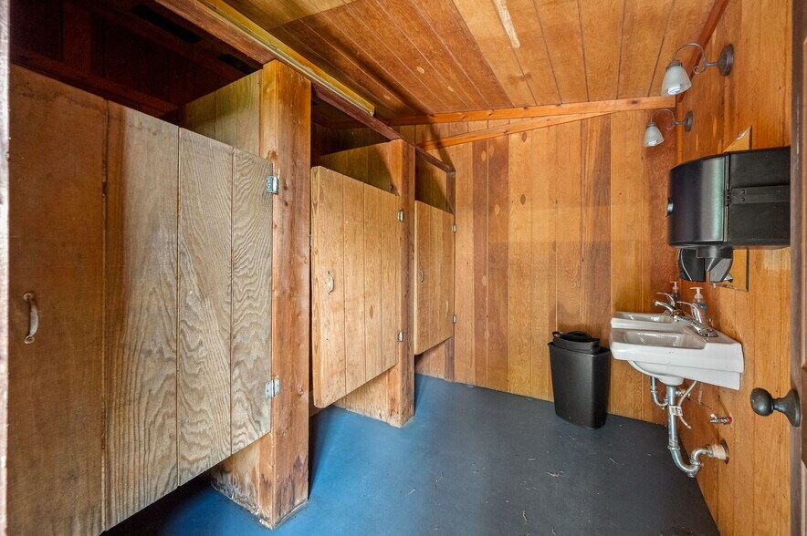More Photos Of 7080 Dale Ridge Rd, Lancaster Convenience Store For Sale