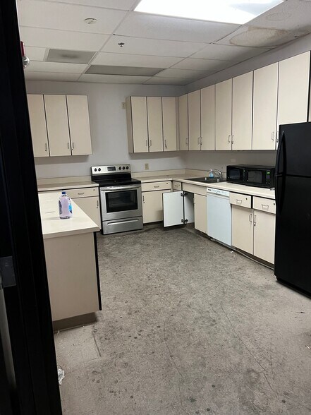 More Photos Of 115 N Del Rosa Dr, San Bernardino Warehouse For Lease