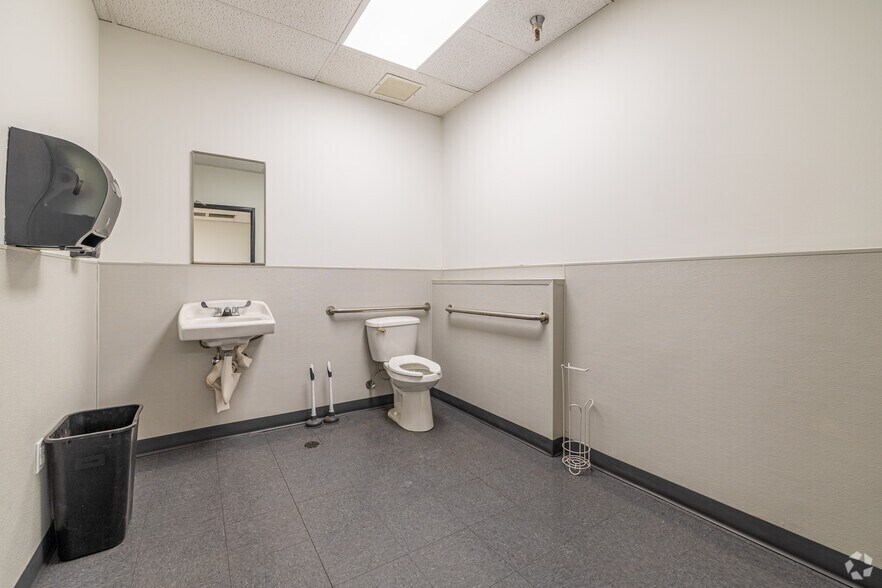 More Photos Of 2301 W Commerce St, Dallas Distribution For Lease