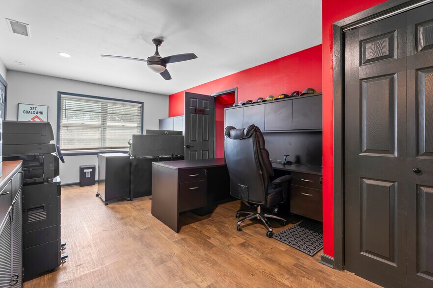 More Photos Of 9902 Franklin Rd, Houston Self Storage For Sale