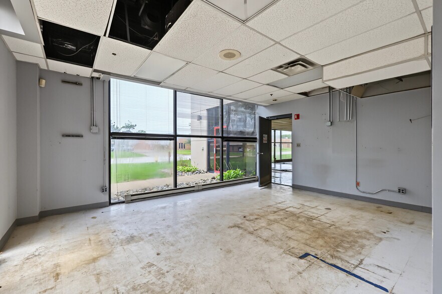 More Photos Of 15201 Mercantile Dr, Dearborn Light Manufacturing For Sale