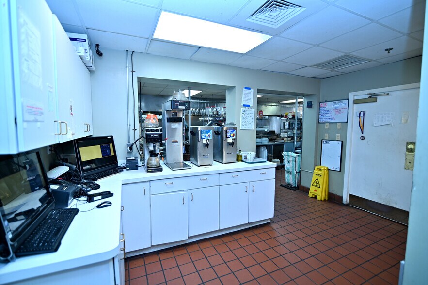 More Photos Of 15120 Washington St, Haymarket Restaurant For Sale