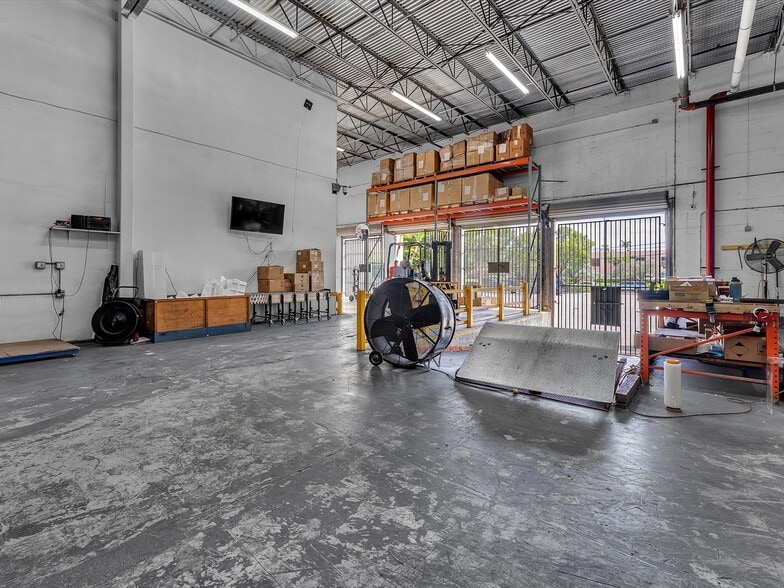 More Photos Of 8299 NW 30th Ter, Doral Warehouse For Lease