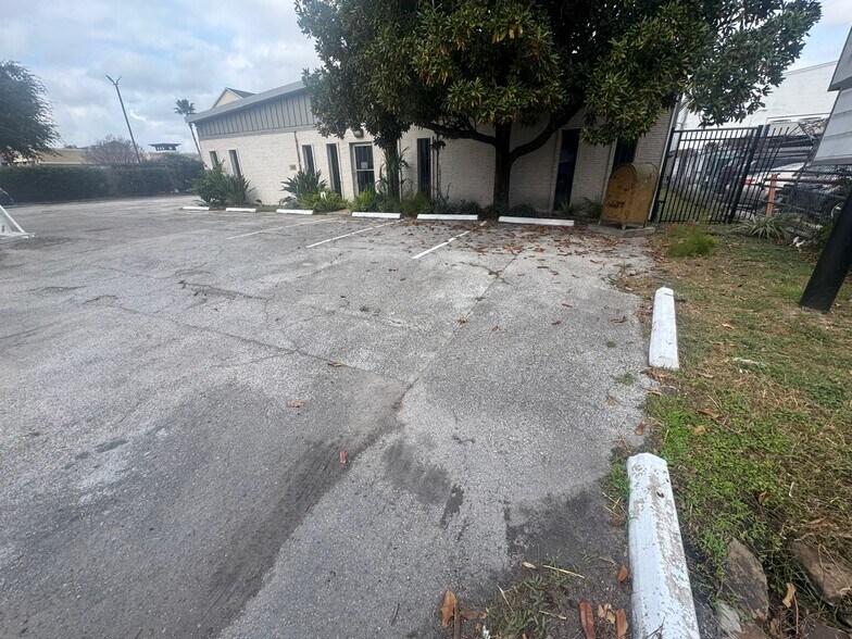 More Photos Of 6214 Beverly Hill St, Houston Office For Lease