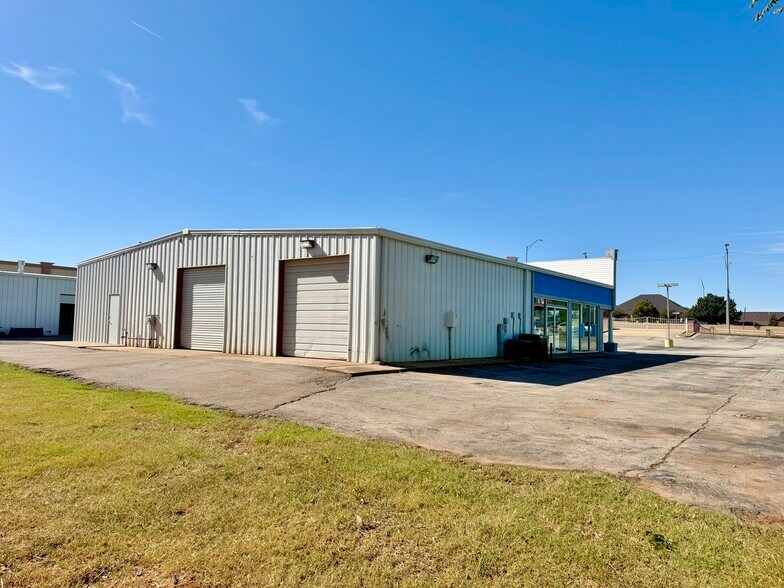 More Photos Of 6910 N Broadway Ext, Oklahoma City Showroom For Lease