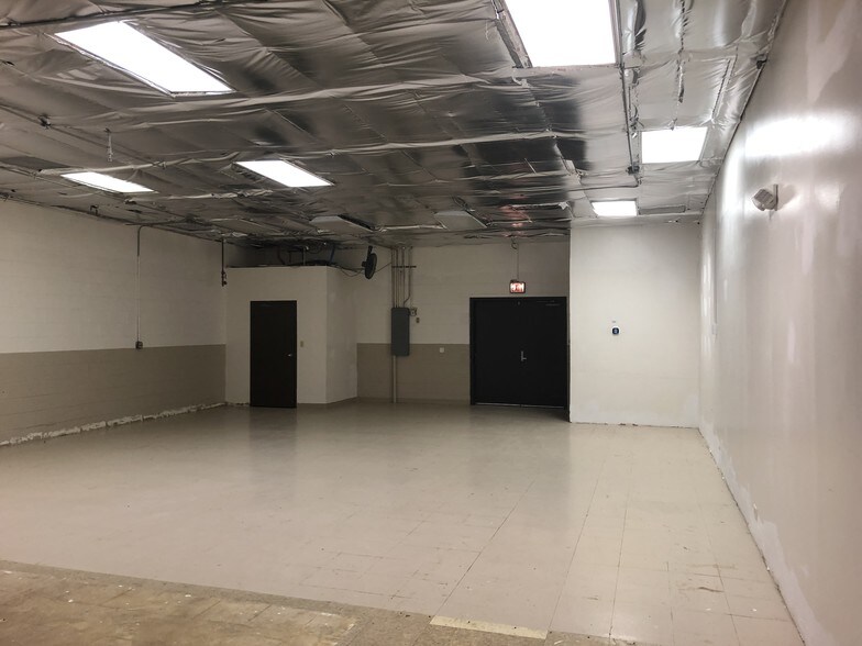 More Photos Of 220-320 Howard Ave, Des Plaines Light Distribution For Sale