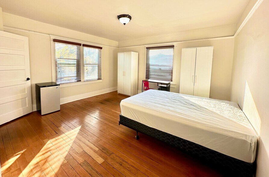 More Photos Of 1327 W 35th St, Los Angeles Apartments For Sale