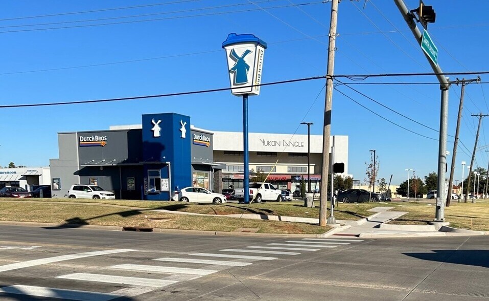 More Photos Of 1010 Garth Brooks Blvd, Yukon Storefront Retail Office For Lease