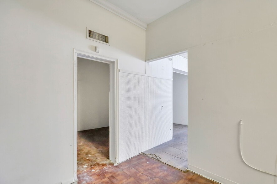 More Photos Of 2203 Skidaway Rd, Savannah Freestanding For Sale