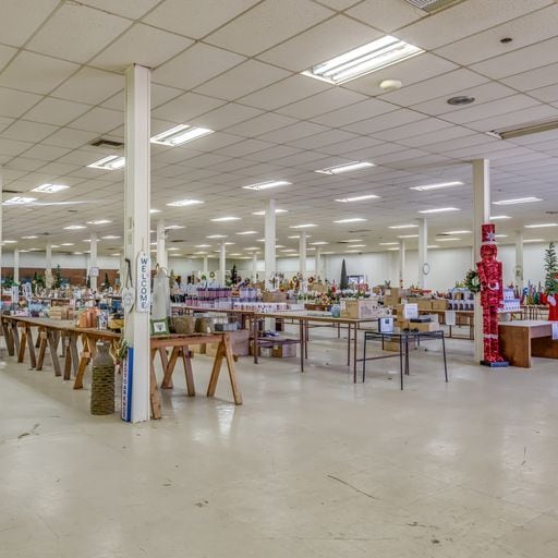 More Photos Of 3601 Capital Florist, Montgomery Showroom For Lease