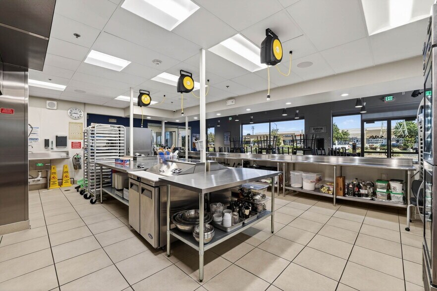 More Photos Of 5400 Power Inn Rd, Sacramento Showroom For Sale