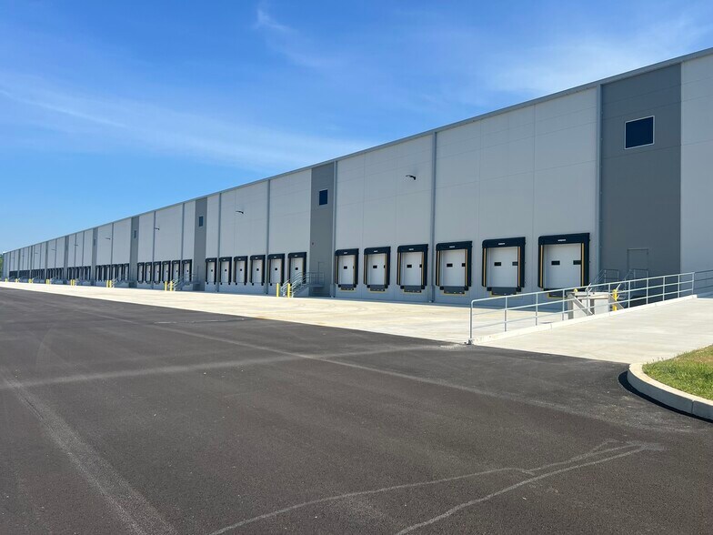 More Photos Of 900 Rosedale Ave, Middletown Distribution For Lease
