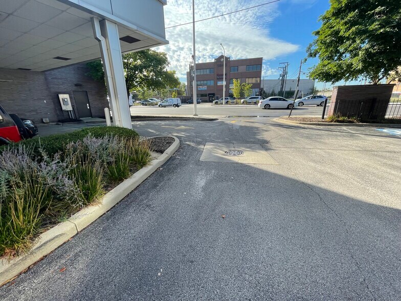 More Photos Of 1640 W Fullerton Ave, Chicago Bank For Lease