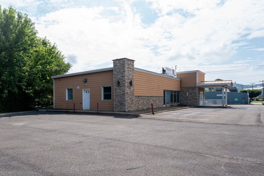 More Photos Of 2840 Ligonier St, Latrobe Office For Sale