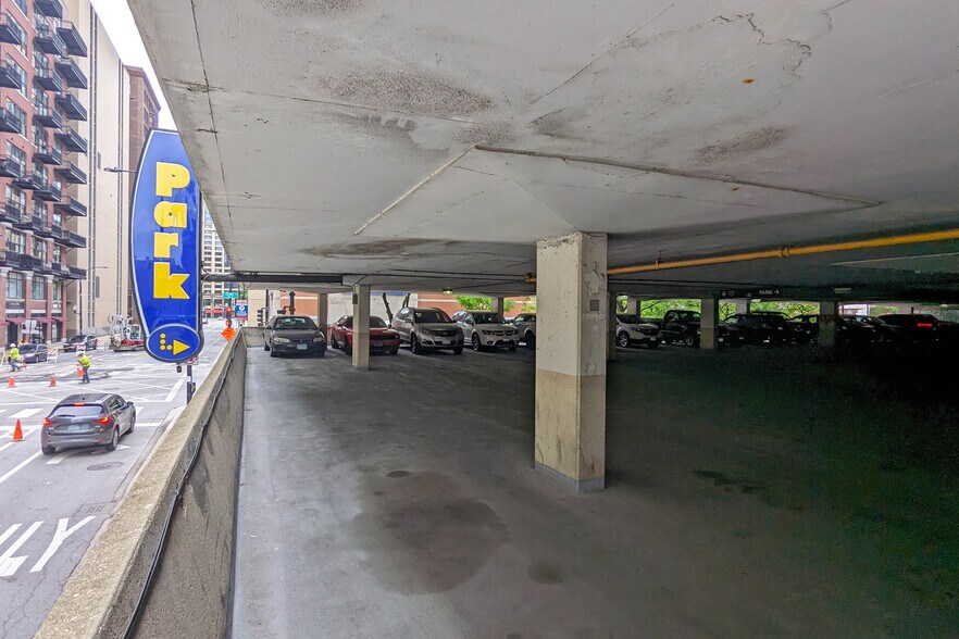 More Photos Of 600 S Clark St, Chicago Parking Garage For Sale
