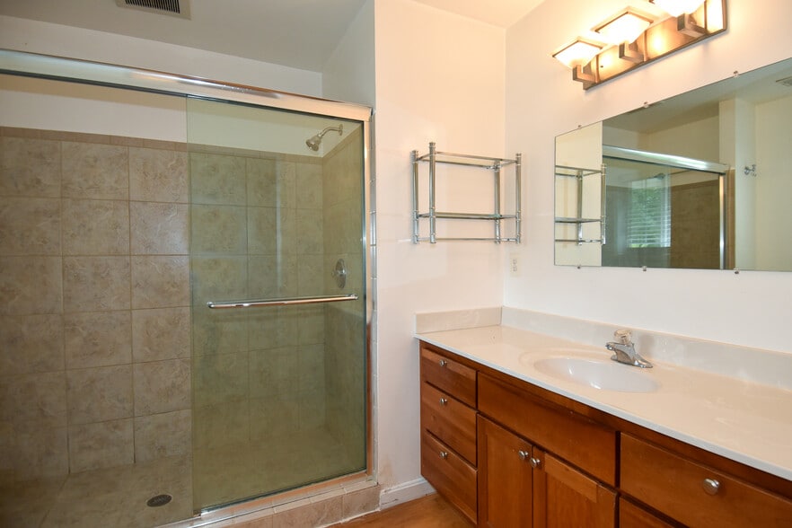 More Photos Of 1705 Commonwealth Ave, Alexandria Apartments For Sale