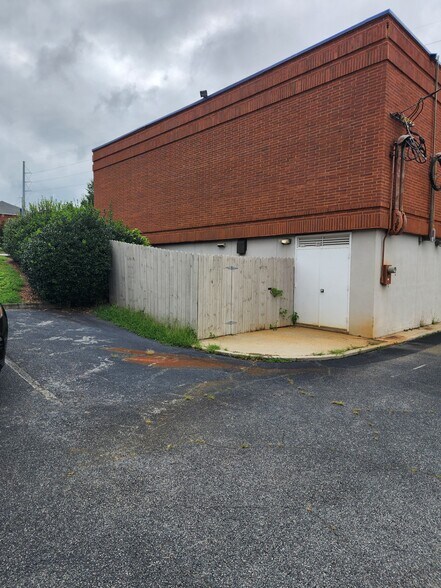 More Photos Of 139 N Main St, Jonesboro Bank For Lease