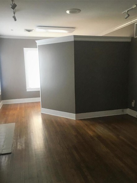 More Photos Of 208 N Gloster St, Tupelo Office For Sale