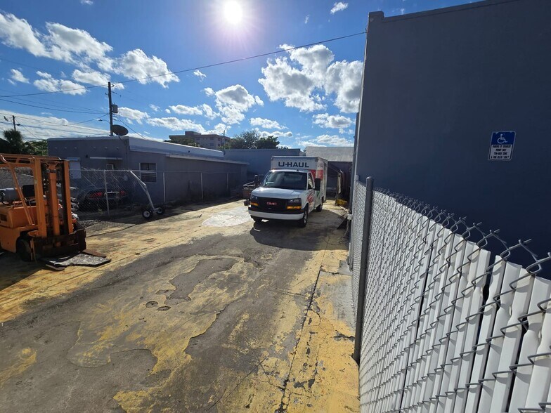 More Photos Of 1128 N Federal Hwy, Hollywood Warehouse For Lease