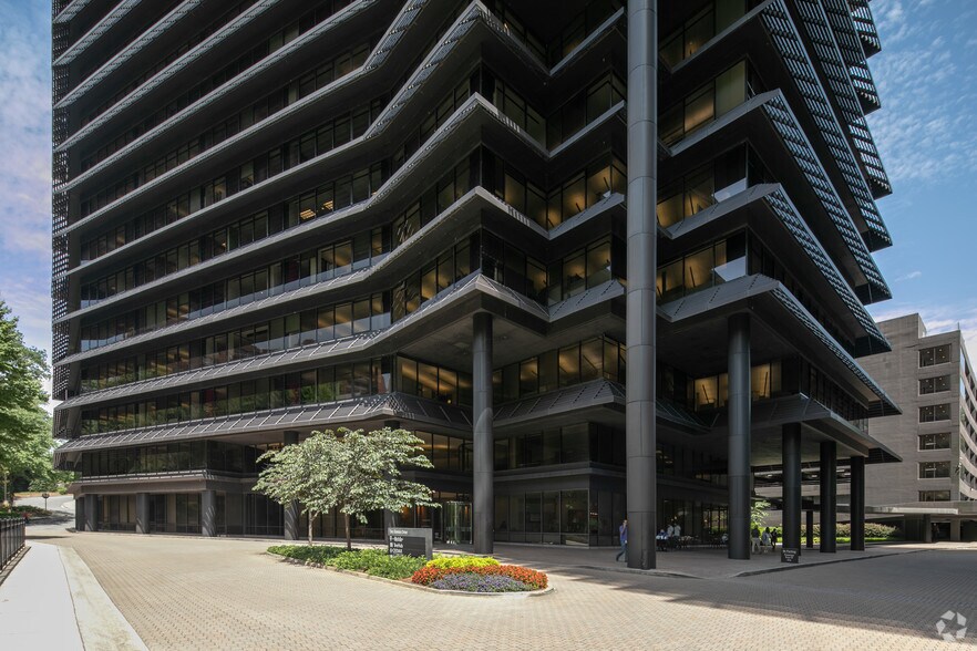 More Photos Of 1 Ravinia Dr, Atlanta Office For Lease