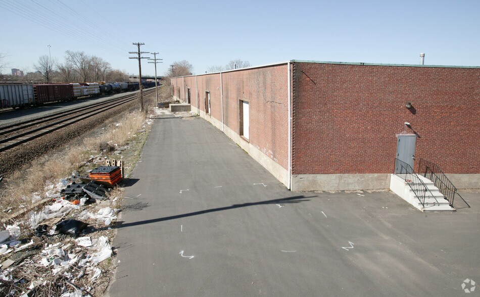 More Photos Of 3080 Main St, Hartford Showroom For Lease