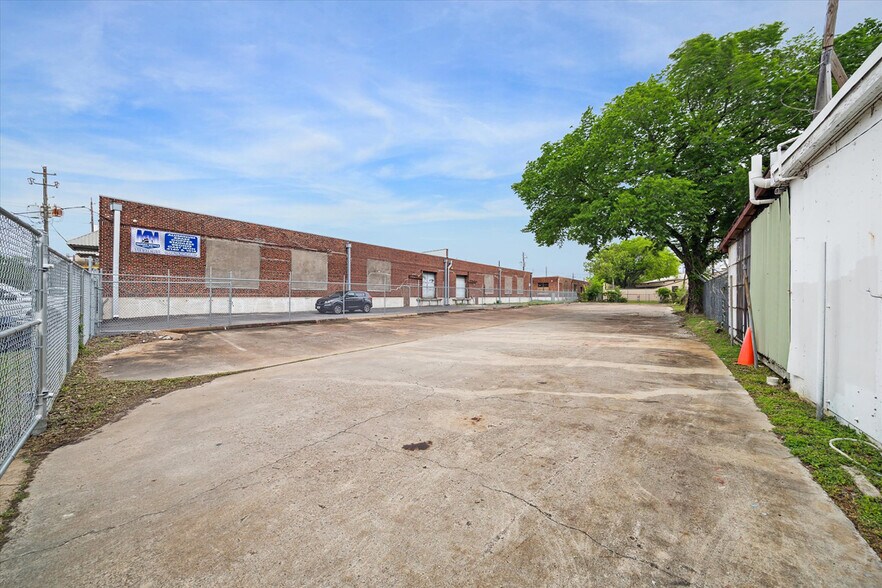 More Photos Of 4010 Canal St, Houston Warehouse For Sale