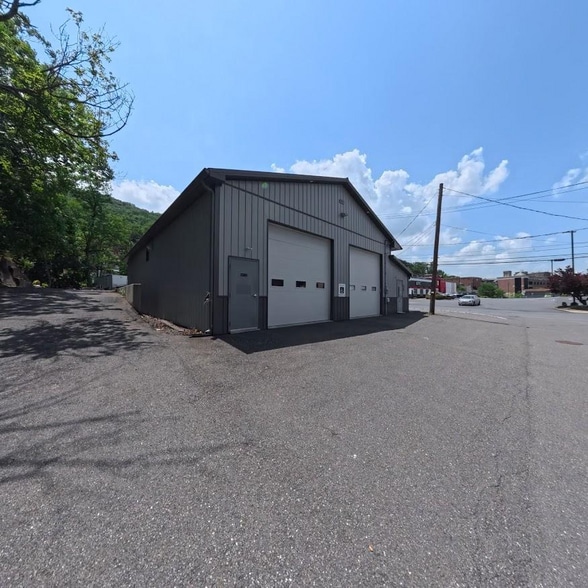 More Photos Of 215 Mauch Chunk St, Pottsville Flex For Sale