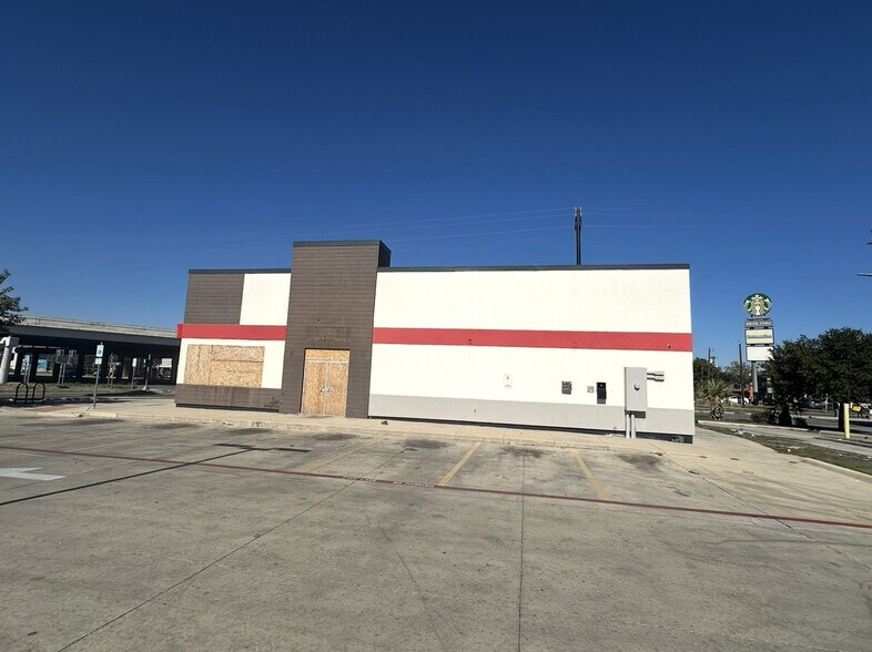 More Photos Of 2002 SW Military, San Antonio Freestanding For Lease