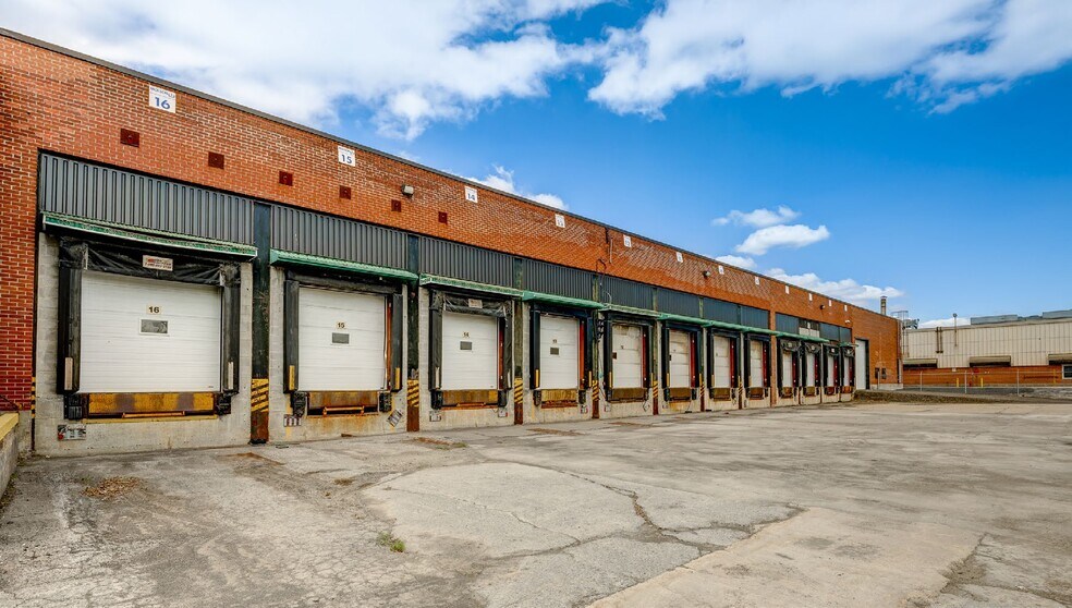 More Photos Of 15300 Rue Sherbrooke E, Montréal Warehouse For Lease