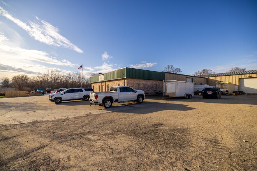 More Photos Of 1621 Se Summit St, Lee's Summit Light Distribution For Lease