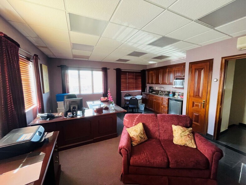 More Photos Of 110 Mineola Ave, Roslyn Heights Light Distribution For Sale