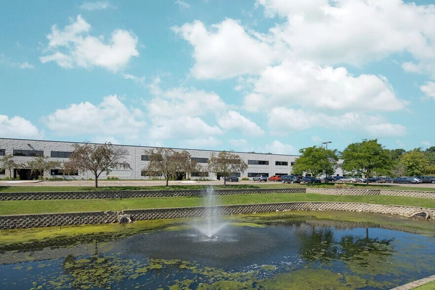 More Photos Of 2290-2298 Woodale Dr, Mounds View Manufacturing For Lease