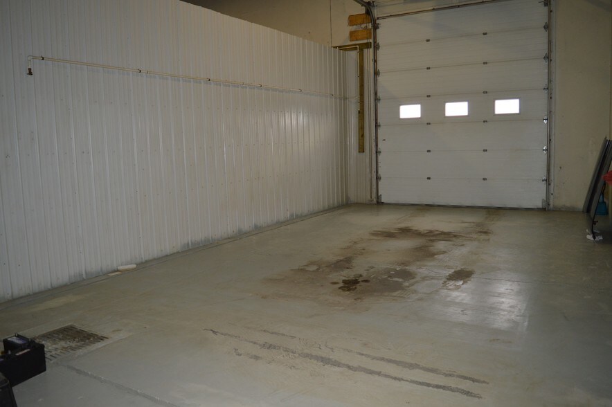 More Photos Of 9742 54 Av NW, Edmonton Showroom For Lease