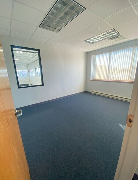 More Photos Of 621 Busse Rd, Bensenville Warehouse For Lease