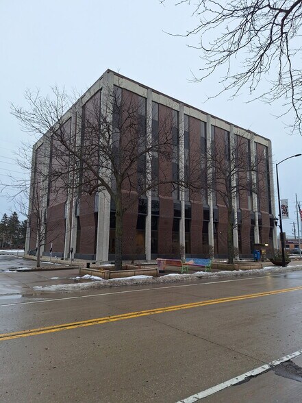 More Photos Of 310 W Walnut St, Green Bay Office For Sale