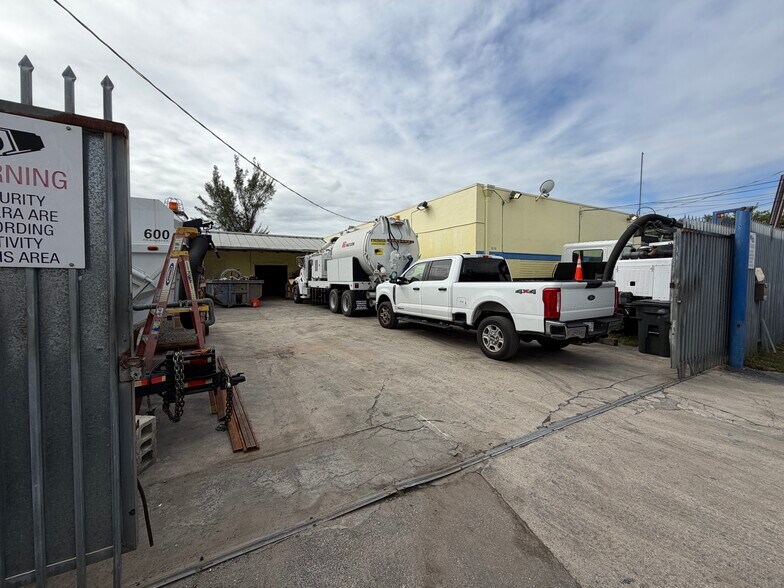 More Photos Of 3636 NW 48th Ter, Miami Manufacturing For Lease