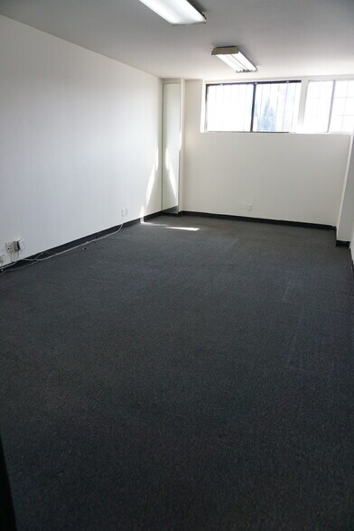More Photos Of 931 E 14th St, Los Angeles Light Distribution For Lease