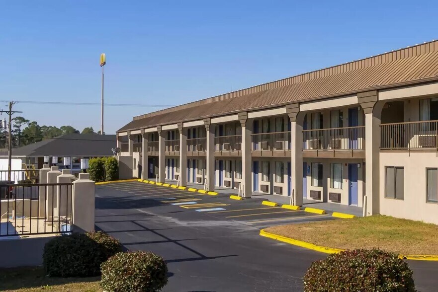 More Photos Of 820 Shoney's Dr, Ashburn Hotel For Sale