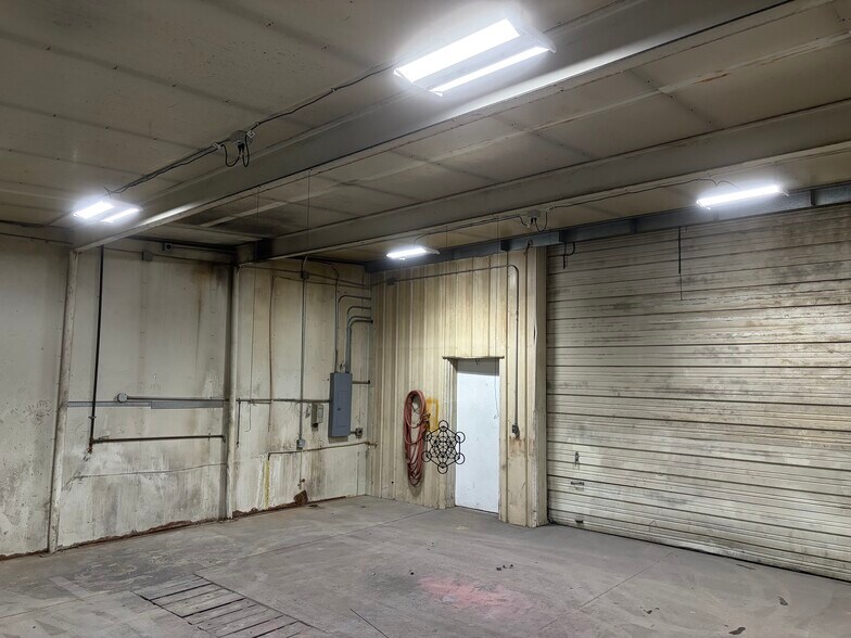 More Photos Of 440 Charmony Frontage Rd, Sterling Warehouse For Lease