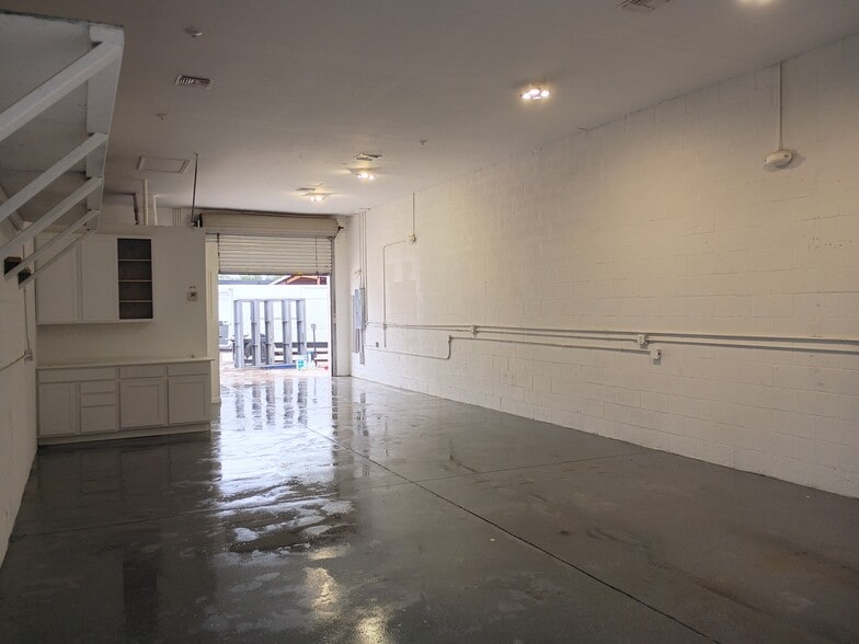 More Photos Of 326 NE 3rd Ave, Cape Coral Warehouse For Lease